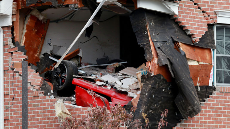 Porsche «καρφώθηκε» στον δεύτερο όροφο κτηρίου!